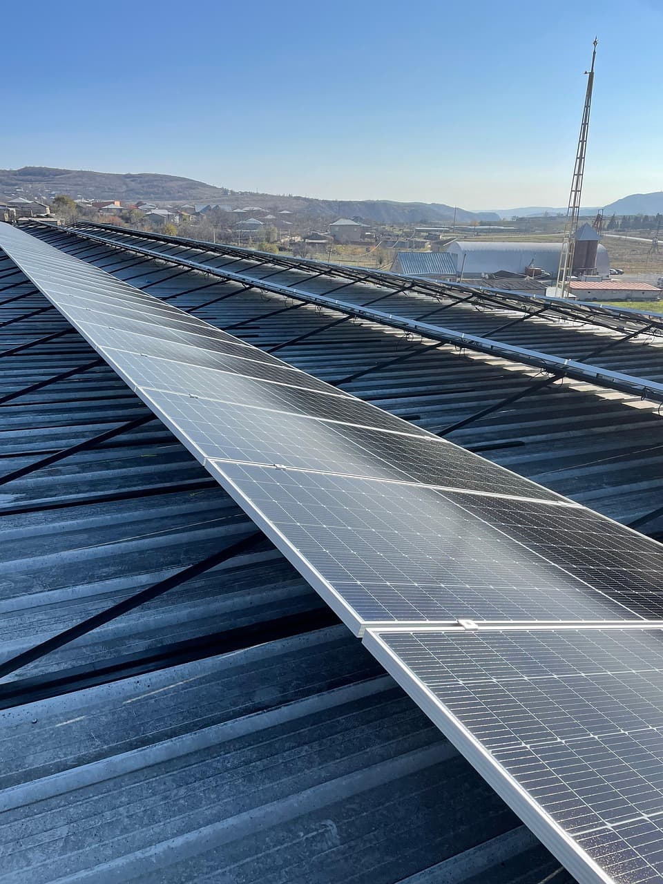 Rooftop vs Ground-Mounted Solar, What Works for Your Facility?